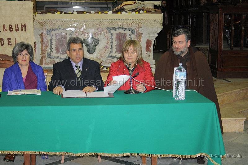 Immagine 028.jpg - 10 Gennaio 2010 - Testimonianze dei membri del Consiglio Regionale OFS: «Cristo ispiratore e centro della vita dei Francescani Secolari». (Saluto e presentazione della Ministra OFS Casteltermini: Graziella Zambito)